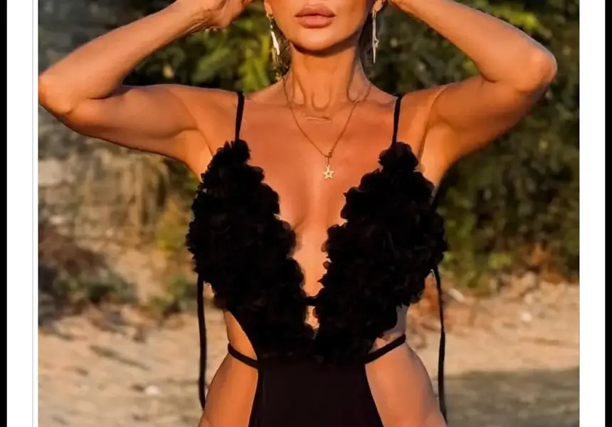 Есил Дюран шокира с визия на русалка край басейна!