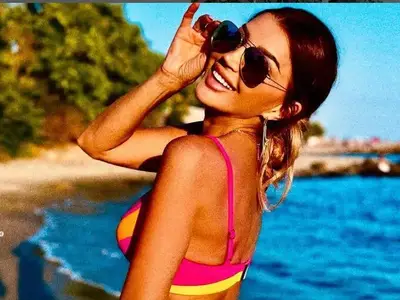 Есил Дюран се разкрачи по бански, за да привлече внимание (СНИМКИ)