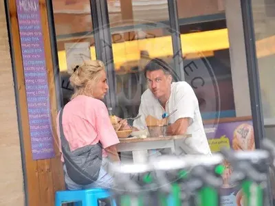 Ето ги Пламен и Радина отново заедно! Двойката се целува на улицата (Папарашки снимки)