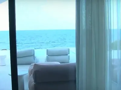 Ето го морския палат на Константин за 2 милиона край морето! (СНИМКИ отвътре)