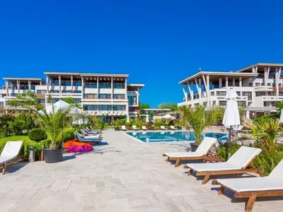 Разкритие: Собственикът на луксозния хотел в Созопол, където Радев почива!