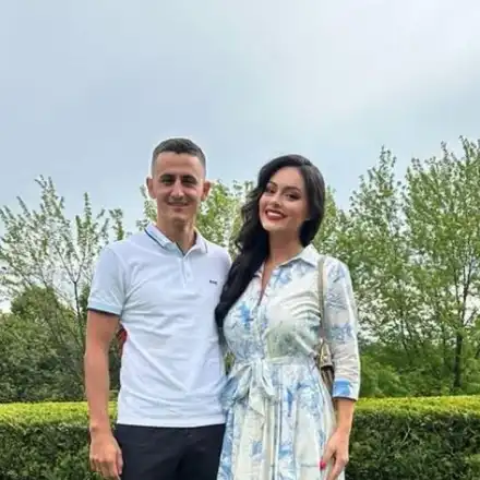 Футболна звезда и миска стават строители