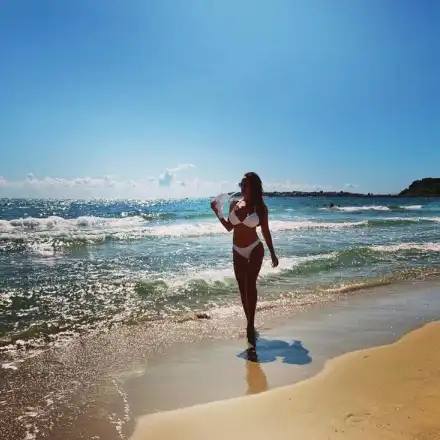 Глория сияе на плажа