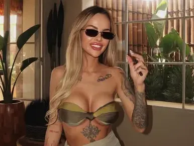 Гореща като август: Сузанита се пусна разголена от луксозен хотел (СНИМКИ)