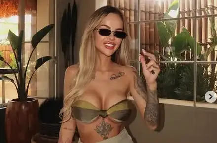 Гореща като август: Сузанита се пусна разголена от луксозен хотел (СНИМКИ)