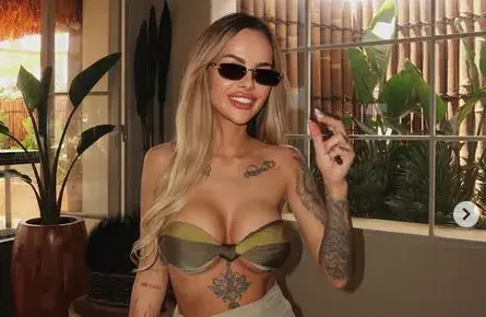 Гореща като август: Сузанита се пусна разголена от луксозен хотел (СНИМКИ)