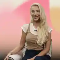 И Маги Томова се прави на ненадминат специалист – шофира без ръце, докато плещи глупости