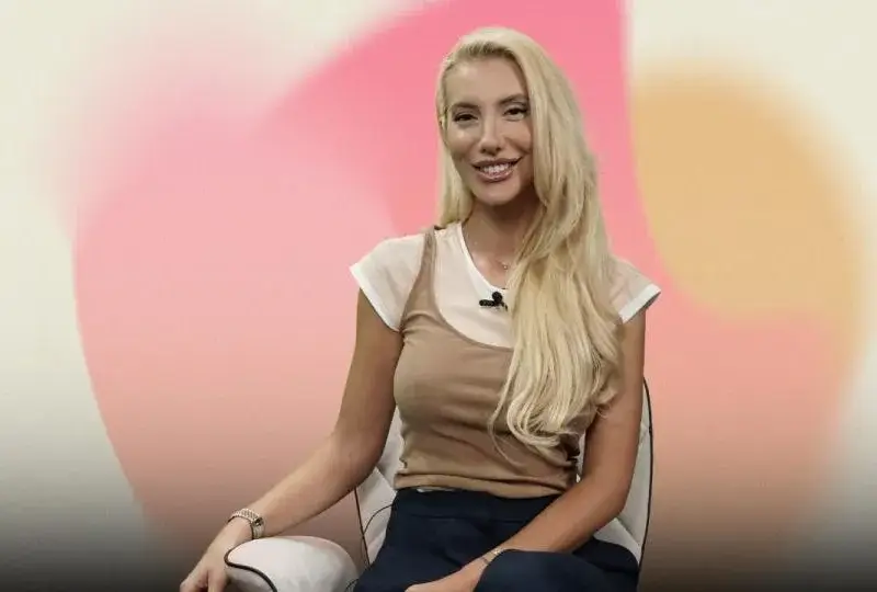 И Маги Томова се прави на ненадминат специалист – шофира без ръце, докато плещи глупости