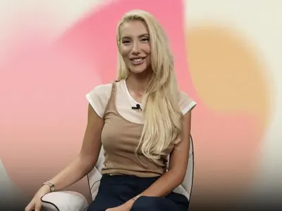 И Маги Томова се прави на ненадминат специалист – шофира без ръце, докато плещи глупости