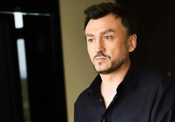 Изпусна си нервите: Любо Киров размаха среден пръст пред деца (Вижте защо)