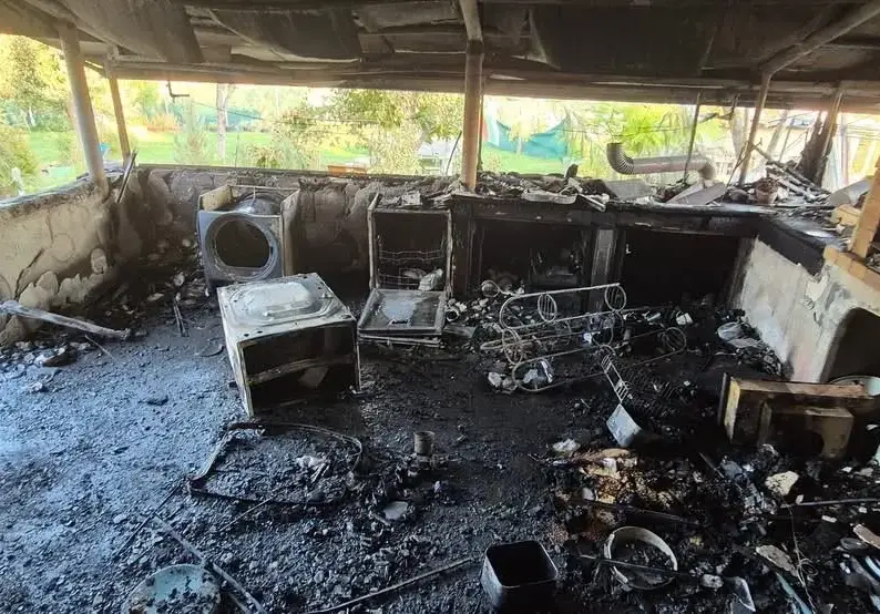 Жестока съдба: Пожар изпепели дома на майка с две деца, докато помага на други