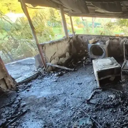 Жестока съдба: Пожар изпепели дома на майка с две деца, докато помага на други