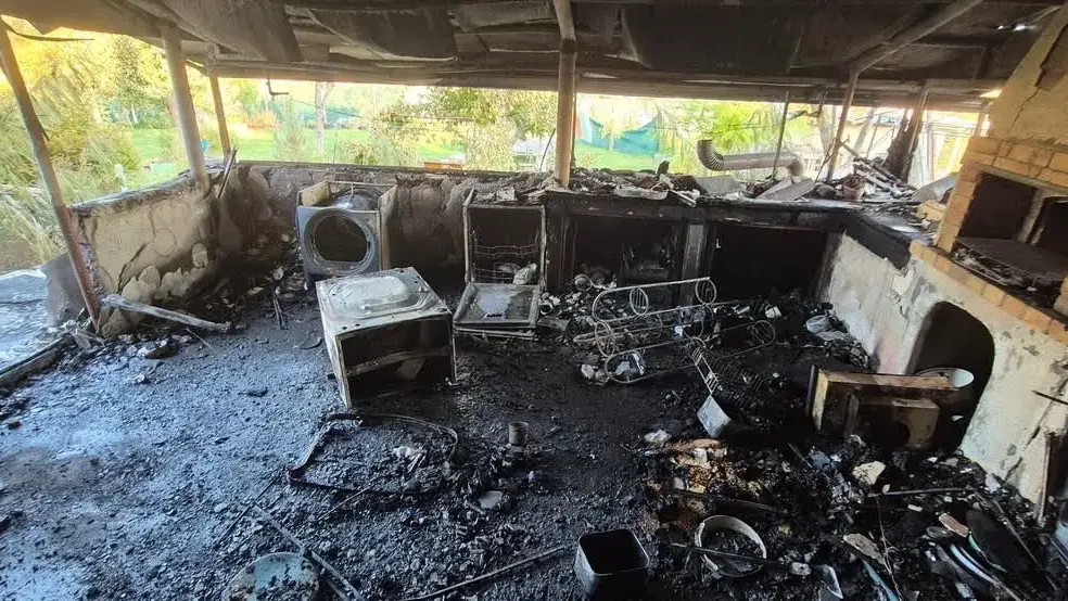 Жестока съдба: Пожар изпепели дома на майка с две деца, докато помага на други