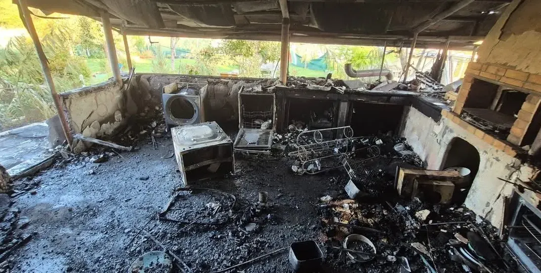 Жестока съдба: Пожар изпепели дома на майка с две деца, докато помага на други