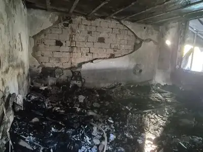 Жестока съдба: Пожар изпепели дома на майка с две деца, докато помага на други