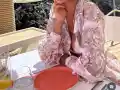 Как го постига?! Айлин яде като разпрана и пие, но е в перфектна форма