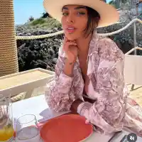 Как го постига?! Айлин яде като разпрана и пие, но е в перфектна форма