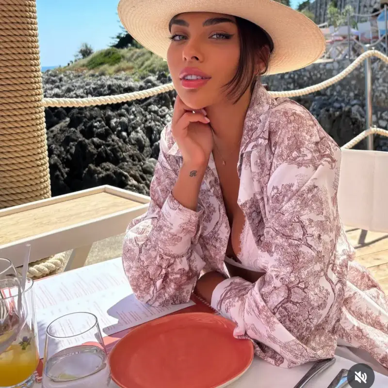 Как го постига?! Айлин яде като разпрана и пие, но е в перфектна форма