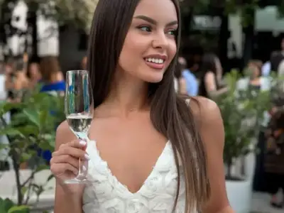 Капитонова блести с рокля за 1500 евро