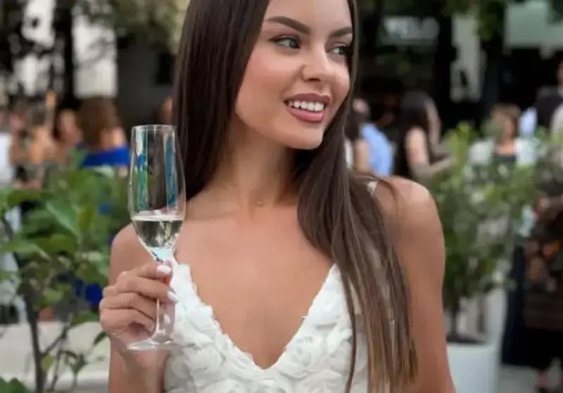 Капитонова блести с рокля за 1500 евро