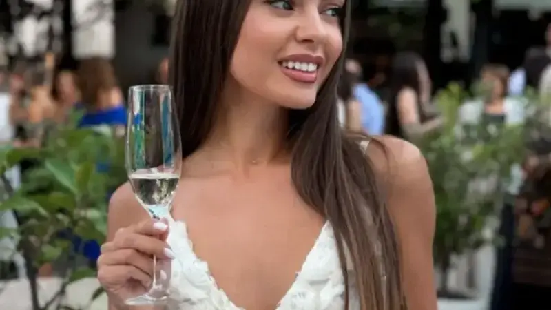 Капитонова блести с рокля за 1500 евро