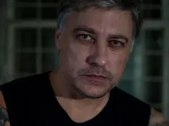 Карамазов, извратен ли си, че се вдъхновяваш от жестоки убийци? СНИМКИ