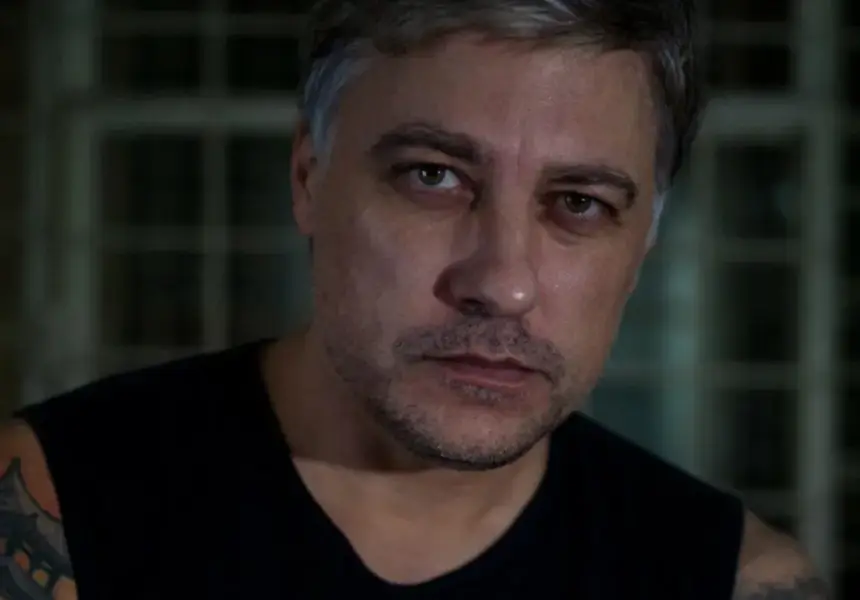 Карамазов, извратен ли си, че се вдъхновяваш от жестоки убийци? СНИМКИ