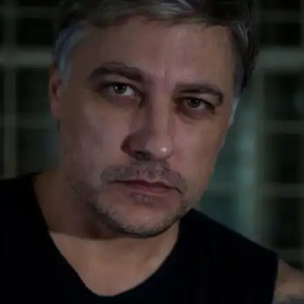 Карамазов, извратен ли си, че се вдъхновяваш от жестоки убийци? СНИМКИ