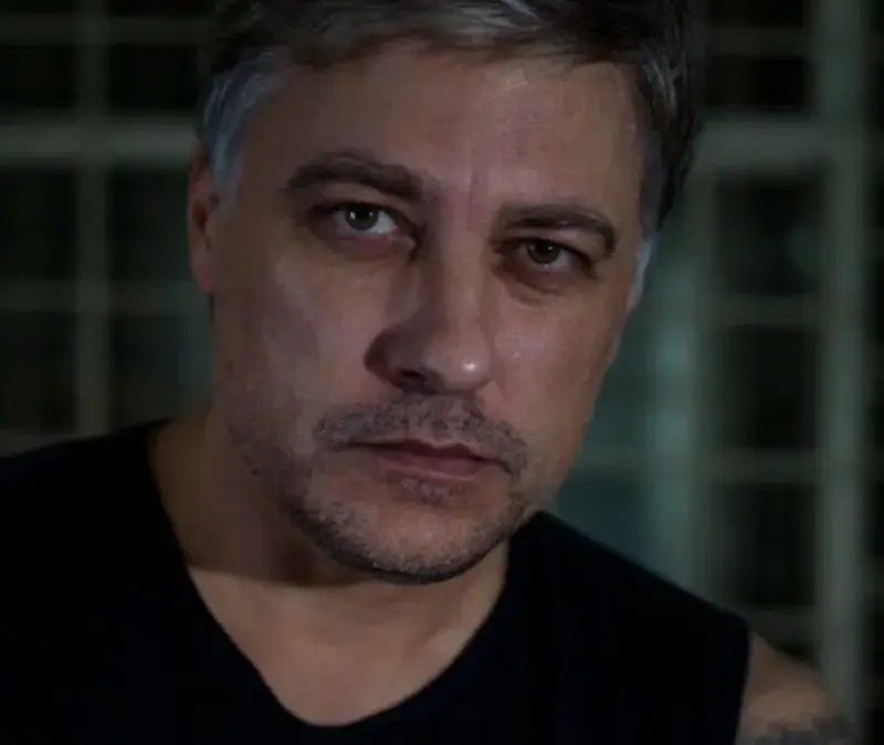 Карамазов, извратен ли си, че се вдъхновяваш от жестоки убийци? СНИМКИ