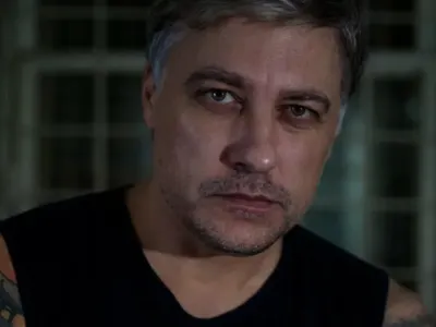 Карамазов, извратен ли си, че се вдъхновяваш от жестоки убийци? СНИМКИ