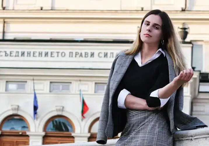 Като дете Цвета Стратиева искала оставката на Станишев! Интимна ли е с Костадин Костадинов