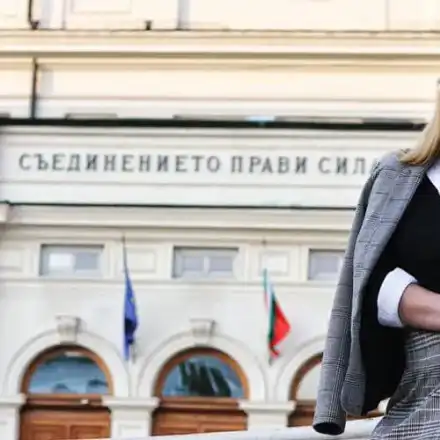 Като дете Цвета Стратиева искала оставката на Станишев! Интимна ли е с Костадин Костадинов