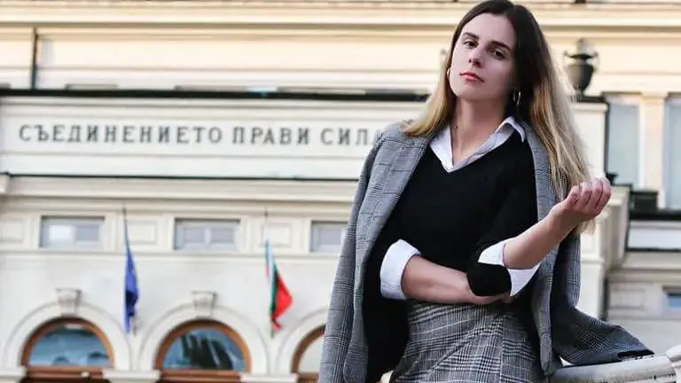 Като дете Цвета Стратиева искала оставката на Станишев! Интимна ли е с Костадин Костадинов