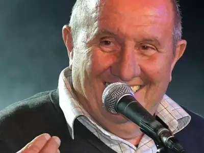 Кракът на Шкумбата отложи концерт! Комикът влиза за операция