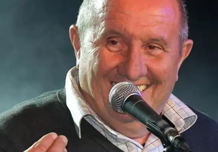 Кракът на Шкумбата отложи концерт! Комикът влиза за операция