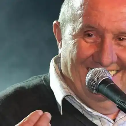 Кракът на Шкумбата отложи концерт! Комикът влиза за операция