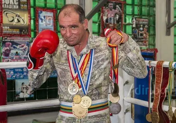 Легендарният ни боксьор Серафим Тодоров: Стоя без пари, живея на обещания