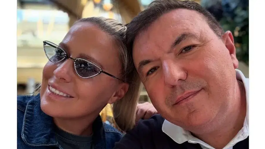 Любимата на депутат от ГЕРБ се фука с очила за 1000 лв. (СНИМКИ)