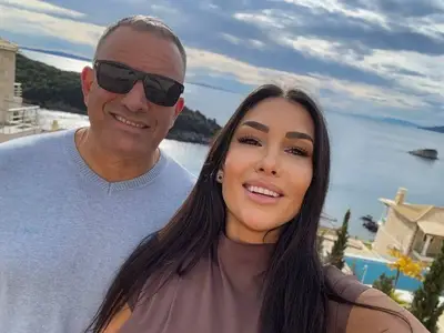 Юксел's Любима Става Успешна Бизнес Дама с Корсети!