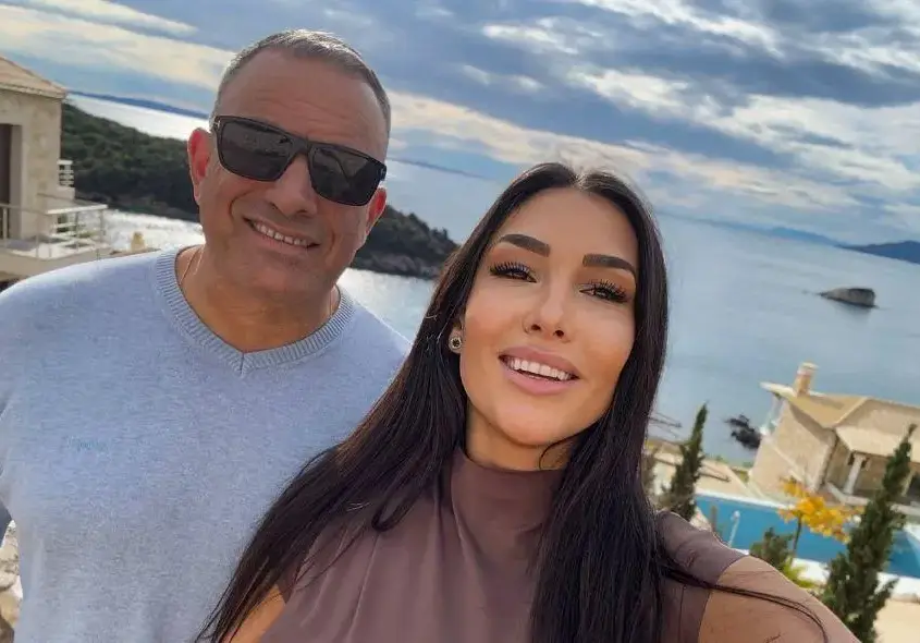 Юксел's Любима Става Успешна Бизнес Дама с Корсети!