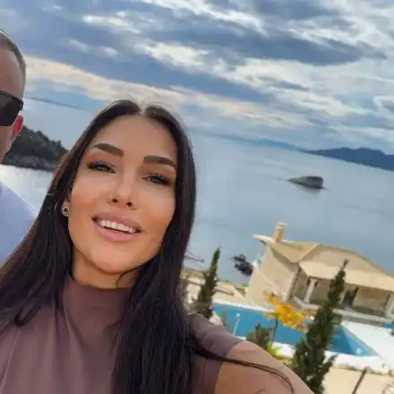 Юксел's Любима Става Успешна Бизнес Дама с Корсети!