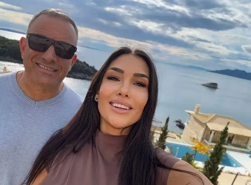 Юксел's Любима Става Успешна Бизнес Дама с Корсети!