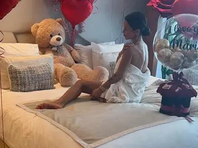 Мария преобрази спалнята си: червено, рози и изненадващи балони!