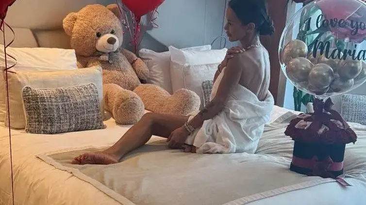 Мария преобрази спалнята си: червено, рози и изненадващи балони!