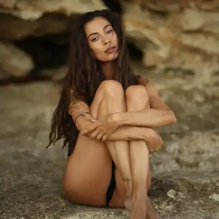 Марта от "Ергенът" не готви, сваля презрамки