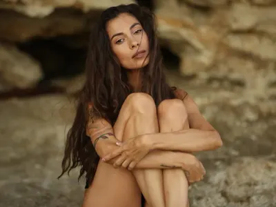 Марта от "Ергенът" не готви, сваля презрамки