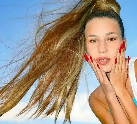 Мила Роберт: Половината българи ме мислят за травестит