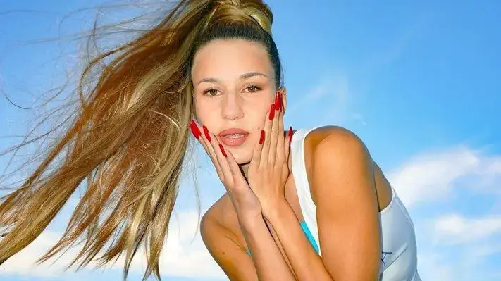 Мила Роберт: Половината българи ме мислят за травестит