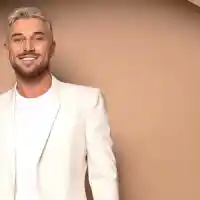 Миро свири на 120-годишно пиано