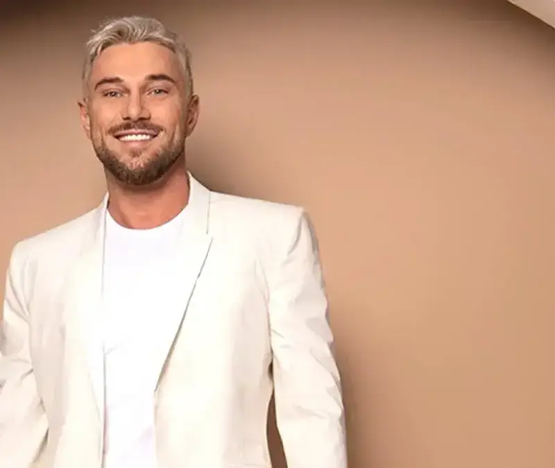 Миро свири на 120-годишно пиано